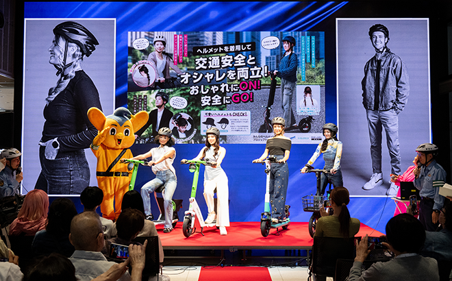 自転車用ヘルメット着用促進キャンペーンの様子