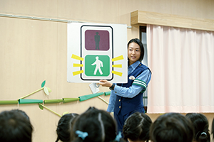 交通安全教室を行う様子
